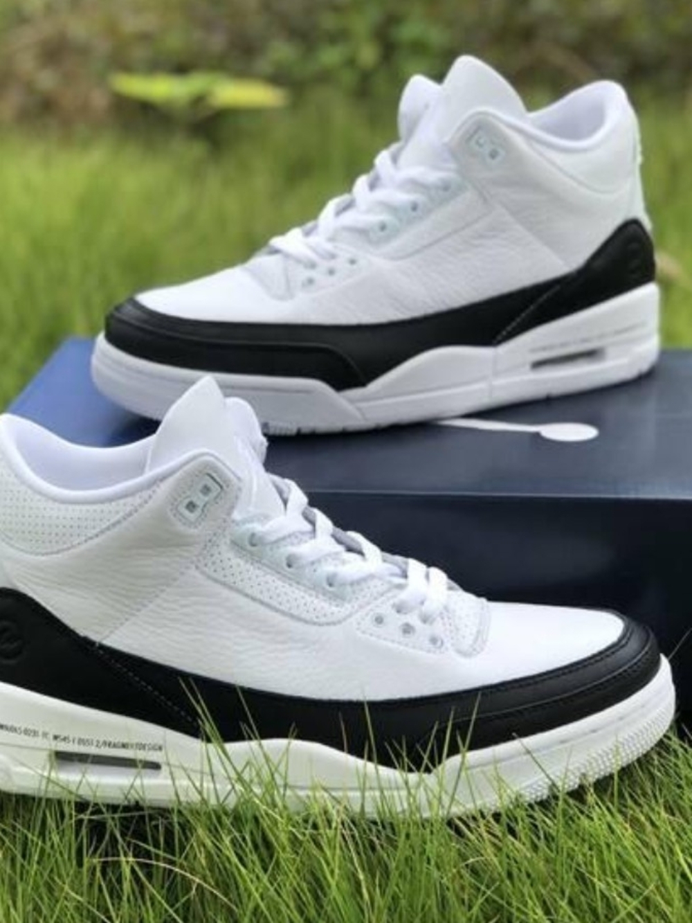 Jordan Men's White and Black Retro Basketball Sneakers